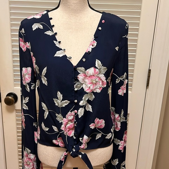 Cupcakes and Cashmere Jerome Blouse in Floral Navy and Pink, Size Medium - Picture 4 of 16